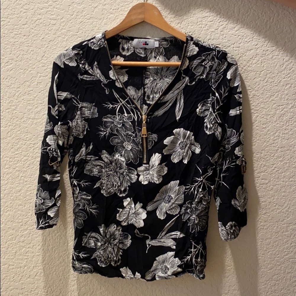 Long sleeves tee w/ flower pattern